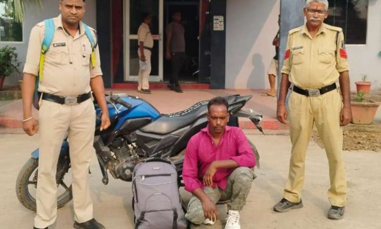 अवैध रूप से 25 लीटर कच्ची महुआ शराब रखकर परिवहन करने के आरोप में एक गिरफ्तार 1 अवैध रूप से 25 लीटर कच्ची महुआ शराब रखकर परिवहन