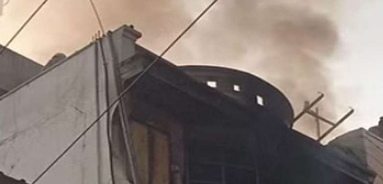 इंदौर के क्लाथ मार्केट की दुकान में लगी भीषण आग 1 इंदौर के क्लाथ मार्केट की दुकान में लगी भीषण आग