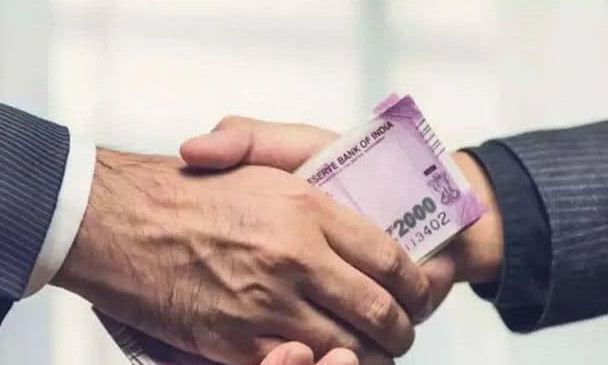 एनओसी देने के ऐवज में सरपंच ले रहा था 20