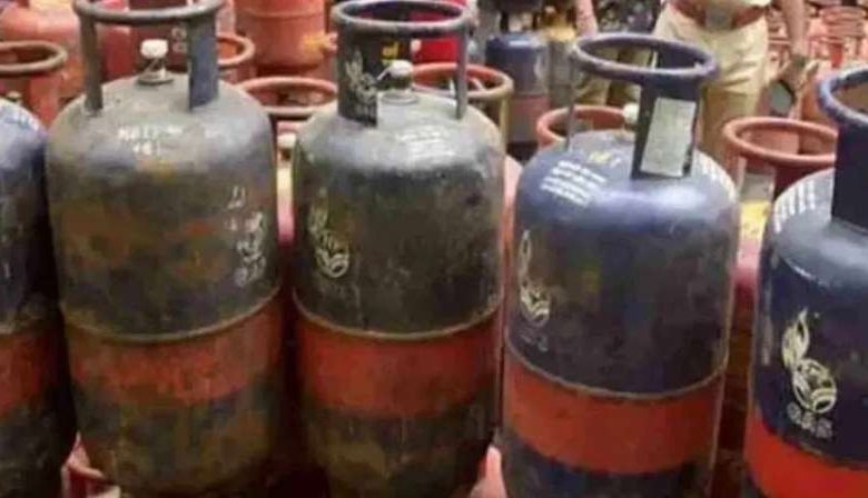 कमर्शियल सिलेंडर महंगा, पर सस्ता हो सकता है हवाई सफर 1 कमर्शियल सिलेंडर महंगा पर सस्ता हो सकता है हवाई सफर