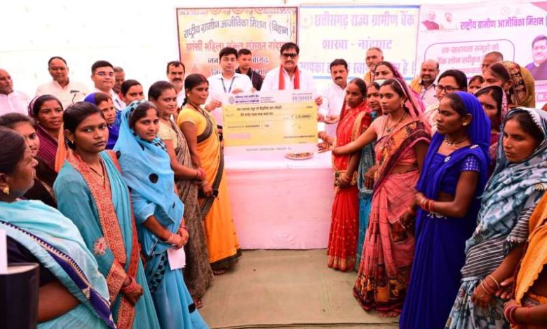 खाद्य मंत्री बघेल ने स्व-सहायता समूह की महिलाओं को 3.50 करोड़ रूपये के ऋण स्वीकृति का चेक वितरित किया 1 खाद्य मंत्री बघेल ने स्व सहायता समूह की महिलाओं को 350