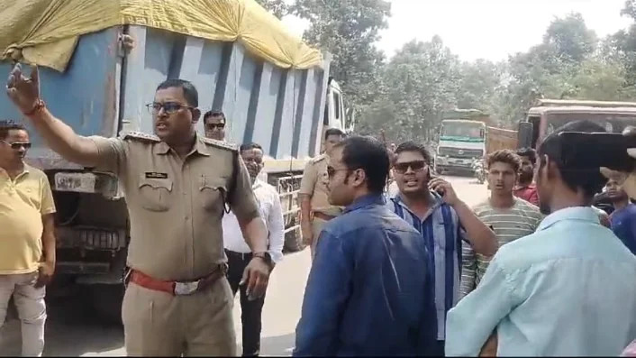 युवक ने बेवजह चक्का जाम करने का किया हंगामा, गिरफ्तार 1 चक्का जाम करने के नाम पर हंगामा कर रहा युवक