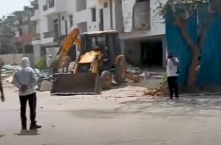 दिल्ली की कॉलोनी पर सरकारी कार्रवाई, घरों पर चलेगा बुलडोजर 1 दिल्ली की कॉलोनी पर सरकारी कार्रवाई घरों पर चलेगा बुलडोजर