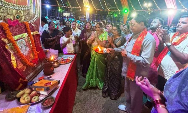 मंत्री देवांगन चुनरी यात्रा में हुए सम्मिलित, पंडालों में टेका मत्था, डांडिया उत्सव में मातृ शक्ति से लिया आशीर्वाद 1 मंत्री देवांगन चुनरी यात्रा में हुए सम्मिलित पंडालों में टेका