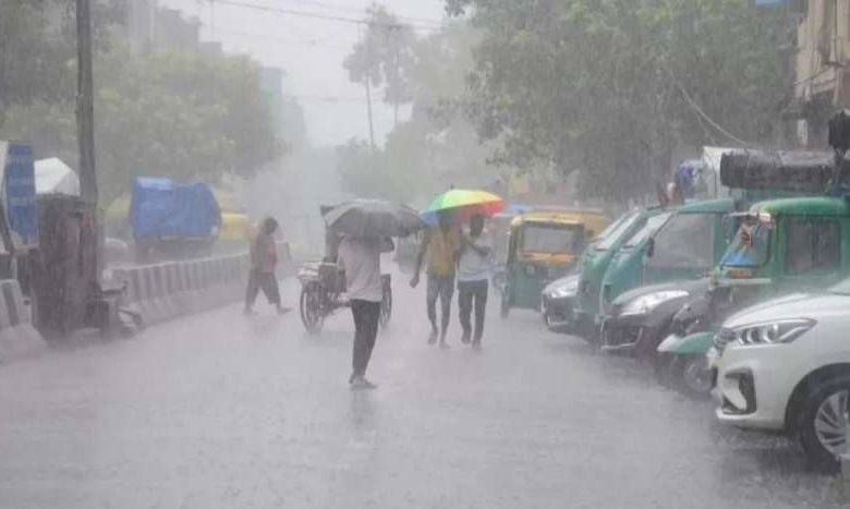 मुंबई में अचानक बदला मौसम, भारी बारिश से कई क्षेत्रों में भरा पानी 1 मुंबई में अचानक बदला मौसम भारी बारिश से कई क्षेत्रों