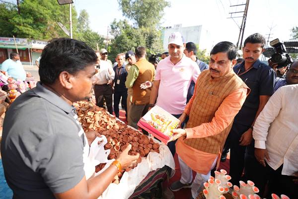 मुख्यमंत्री डॉ. यादव ने सुनील और लकी प्रजापति की दुकान से खरीदे दीपक 1 मुख्यमंत्री डॉ यादव ने सुनील और लकी प्रजापति की दुकान