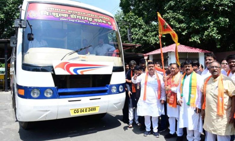 मुख्यमंत्री विष्णु देव साय ने मां बम्लेश्वरी के दर्शन के लिए जा रहे श्रद्धालुओं की बस को झंडी दिखाकर किया रवाना 1 मुख्यमंत्री विष्णु देव साय ने मां बम्लेश्वरी के दर्शन के