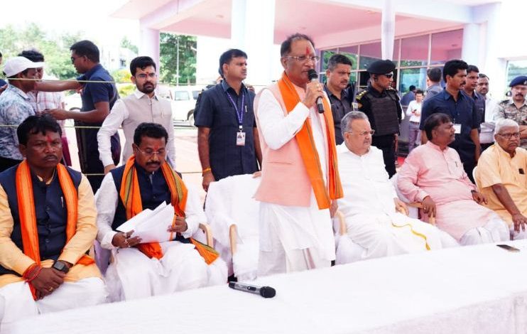 मुख्यमंत्री विष्णु देव साय ने सर्किट हाऊस में जनप्रतिनिधियों और गणमान्य नागरिकों से भेंटकर दी नवरात्र पर्व की बधाई 1 मुख्यमंत्री विष्णु देव साय ने सर्किट हाऊस में जनप्रतिनिधियों और