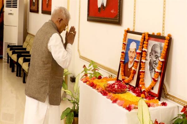 राज्यपाल ने महात्मा गांधी और पूर्व प्रधानमंत्री स्व. शास्त्री को राजभवन में दी श्रद्धांजलि 1 राज्यपाल ने महात्मा गांधी और पूर्व प्रधानमंत्री स्व शास्त्री को