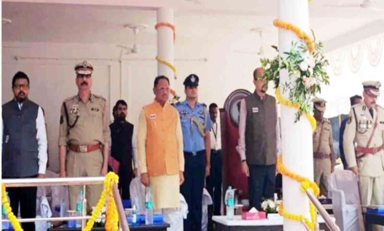 रायपुर में पुलिस स्मृति दिवस परेड, सीएम विष्णुदेव साय ने शहीद जवानों को दी श्रद्धांजलि, परिजनों के छलके आंसू 1 रायपुर में पुलिस स्मृति दिवस परेड सीएम विष्णुदेव साय ने