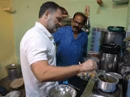 राहुल ने दलित के घर बनाया खाना