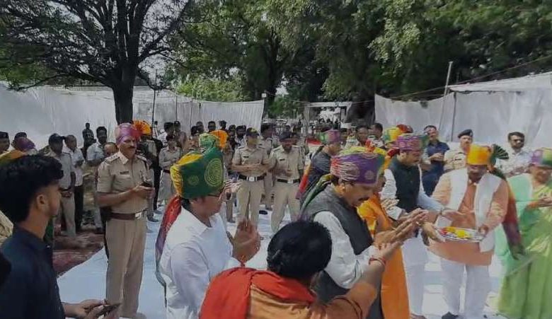 विजयादशमी पर पुलिस लाइन में भव्य शस्त्र पूजन समारोह आयोजित, जनप्रतिनिधियों और प्रशासनिक अधिकारियों कि पूजन में भागीदारी 1 विजयादशमी पर पुलिस लाइन में भव्य शस्त्र पूजन समारोह आयोजित