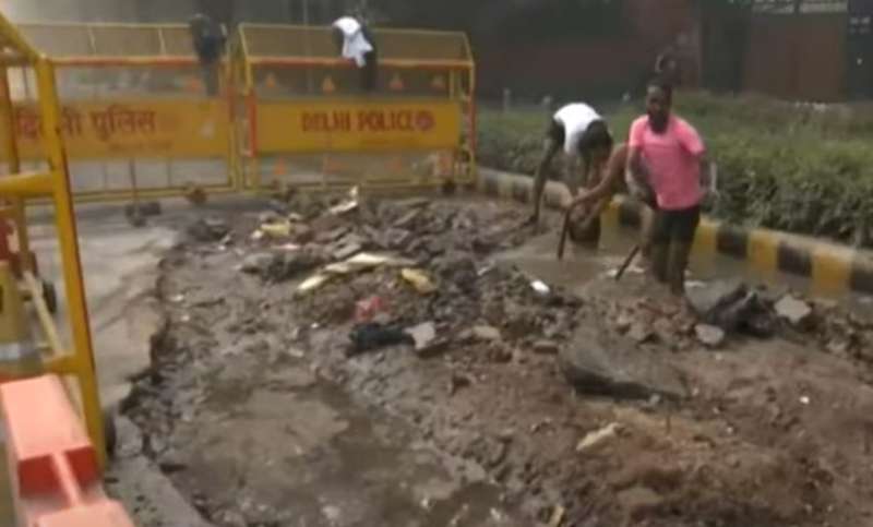 अशोका रोड पर एक और सड़क धंसी सी हेक्सागन से विंडसर