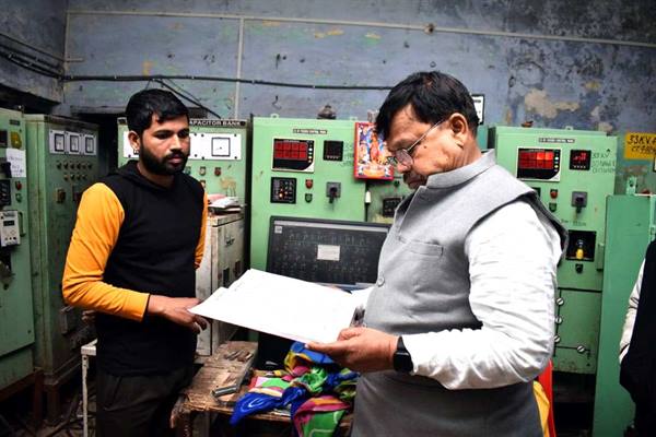 ऊर्जा मंत्री तोमर ने किया महाराजपुरा विद्युत सब स्टेशन का निरीक्षण