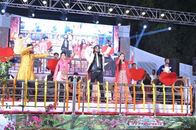 चंदा रे.. रायगढ़ वाले राजा.. गीत पर जमकर झूमे लोग 6 चंदा रे रायगढ़ वाले राजा गीत पर जमकर झूमे लोग