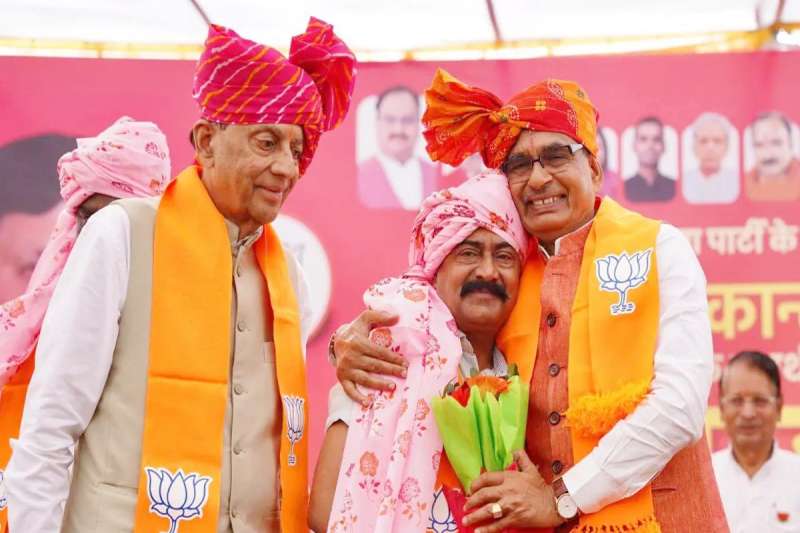 पूर्व मंत्री दीपक जोशी की घर वापसी, केंद्रीय मंत्री शिवराज सिंह की मौजूदगी में भाजपा में शामिल हुए 6 पूर्व मंत्री दीपक जोशी की घर वापसी केंद्रीय मंत्री शिवराज