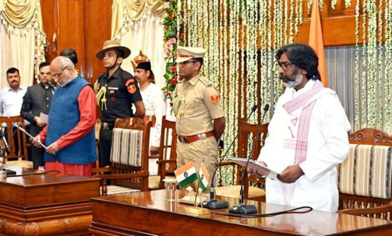 इंडिया गठबंधन के नेताओं की मौजदूगी में हेमंत सोरेन बने