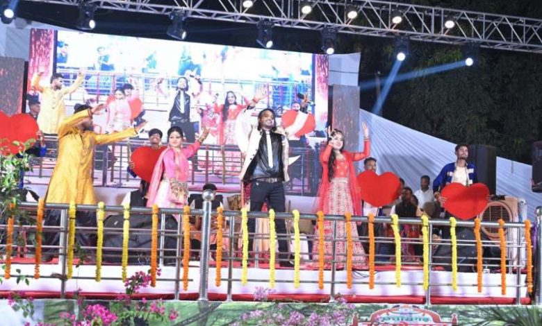 चंदा रे.. रायगढ़ वाले राजा.. गीत पर जमकर झूमे लोग 1 चंदा रे रायगढ़ वाले राजा गीत पर जमकर झूमे लोग