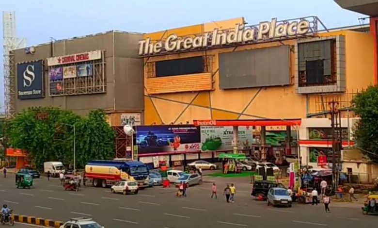 नोएडा GIP मॉल की चौथी मंजिल से कूदकर युवती ने