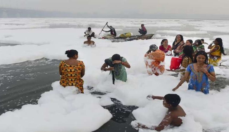 प्रदूषण के बीच छठ श्रद्धालुओं की आस्था नदी में तैर रहे जहरीले झाग 1 प्रदूषण के बीच छठ श्रद्धालुओं की आस्था नदी में तैर