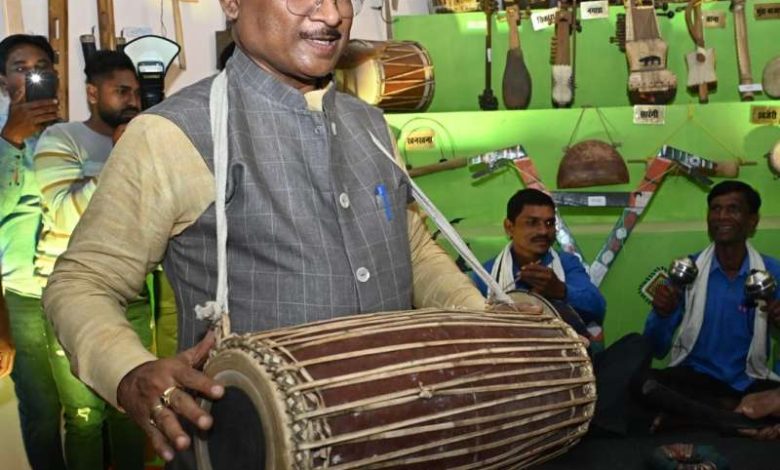 मांदर बजाते हुए कलाकारों के साथ थिरके मुख्यमंत्री साय 1 मांदर बजाते हुए कलाकारों के साथ थिरके मुख्यमंत्री साय