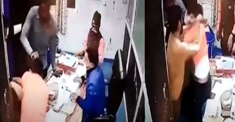 राजगढ़ जिला अस्पताल में ड्यूटी पर तैनात ASI से मारपीट, घटना का वीडियो हुआ वायरल 1 राजगढ़ जिला अस्पताल में ड्यूटी पर तैनात ASI से मारपीट
