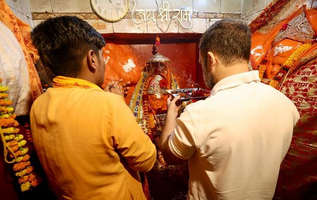 राहुल गांधी बाय रोड रायबरेली पहुंचे रास्ते में हनुमान मंदिर