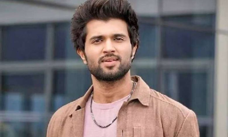 'वीडी 12' के दौरान विजय देवरकोंडा की कंधे पर लगी चोट, एक्शन सीन करते समय हुआ हादसा 1 वीडी 12 के दौरान विजय देवरकोंडा की कंधे पर लगी