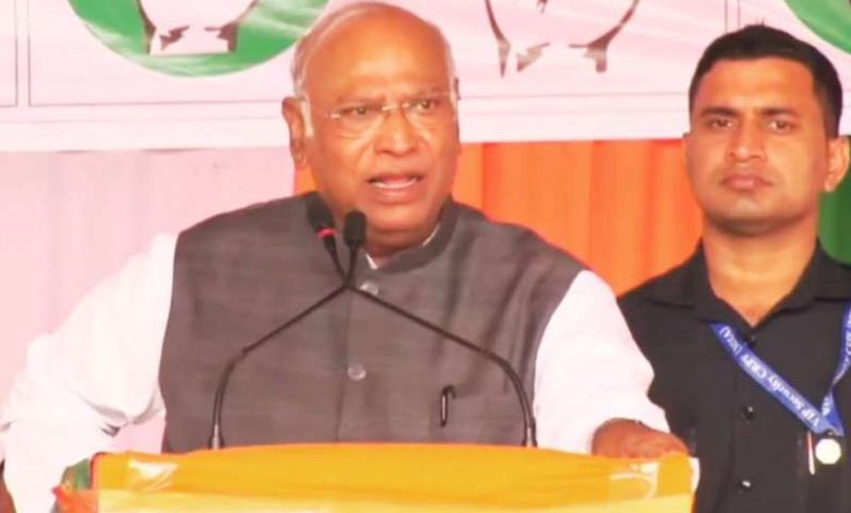 कम से कम भागवत की ही सलाह का कर लें सम्मान 1 सीएम योगी के बयान पर खडग़े का पलटवार