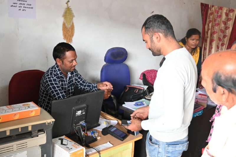 उपार्जन केन्द्रों में माइक्रो एटीएम की सुविधा से प्रसन्न है