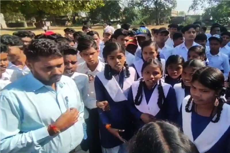 गुरुजी छात्रों को गलत तरीके से छूते हैं... प्रताड़ित करने का आरोप, बच्चों ने कलेक्टर से की शिकायत, जांच शुरू 6 गुरुजी छात्रों को गलत तरीके से छूते हैं प्रताड़ित करने