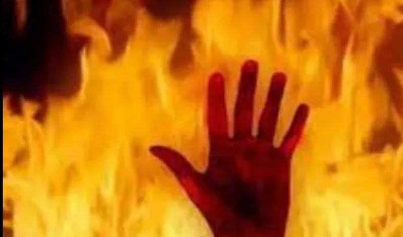 पति ने पत्नी को कार में जलाया जिंदा