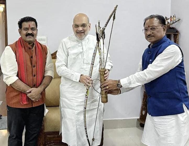 मुख्यमंत्री विष्णुदेव साय ने केंद्रीय गृह मंत्री अमित शाह को किया स्मृतिचिन्ह भेंट 6 मुख्यमंत्री विष्णुदेव साय ने केंद्रीय गृह मंत्री अमित शाह को