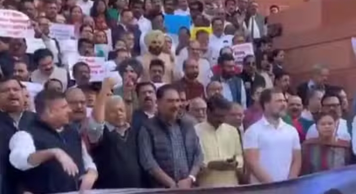 संसद में अडाणी-संभल हिंसा पर विपक्ष का प्रदर्शन 1 IMG 20241203 152924