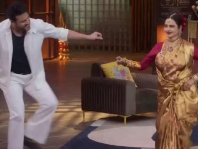 Kapil Sharma show: रेखा ने कपिल शर्मा की खिंचाई करते हुए उतारी अमिताभ बच्चन की नकल, बिग बी बने कृष्णा अभिषेक संग लगाए ठुमके 2 img 20241208 1740292192064280955594679