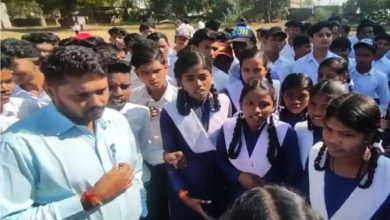 गुरुजी छात्रों को गलत तरीके से छूते हैं प्रताड़ित करने