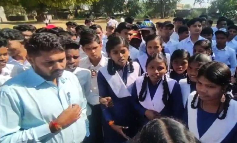 गुरुजी छात्रों को गलत तरीके से छूते हैं प्रताड़ित करने