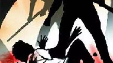 टोपी को लेकर बाप बेटे से हुई मारपीट तीन घायल