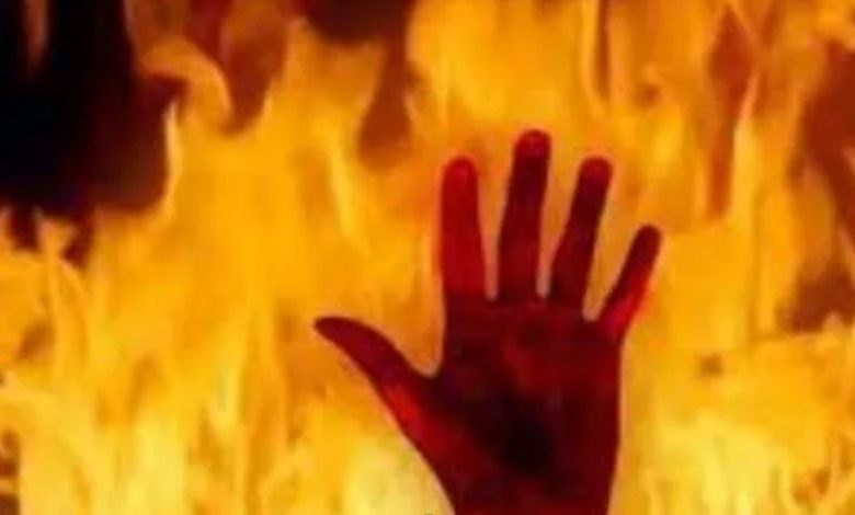 पति ने पत्नी को कार में जलाया जिंदा 1 पति ने पत्नी को कार में जलाया जिंदा