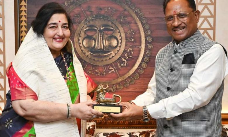 मुख्यमंत्री विष्णु देव साय से पद्मश्री अनुराधा पौडवाल ने सौजन्य मुलाकात की 1 मुख्यमंत्री विष्णु देव साय से पद्मश्री अनुराधा पौडवाल ने सौजन्य