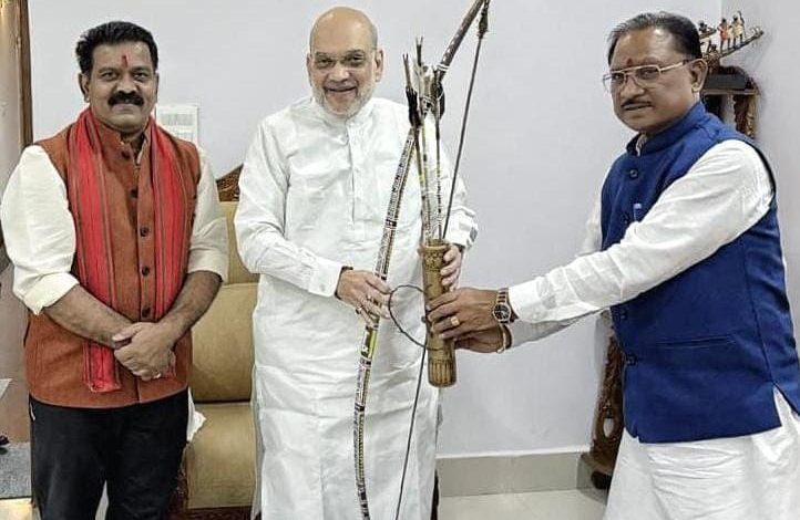मुख्यमंत्री विष्णुदेव साय ने केंद्रीय गृह मंत्री अमित शाह को किया स्मृतिचिन्ह भेंट 1 मुख्यमंत्री विष्णुदेव साय ने केंद्रीय गृह मंत्री अमित शाह को