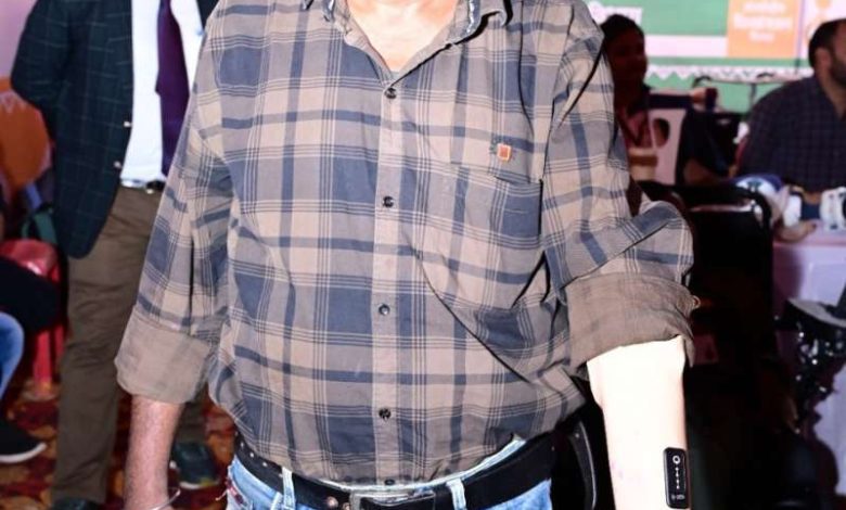 मोहन को जब मिला निःशुल्क कृत्रिम फंक्शनबेल हाथ तो खिल