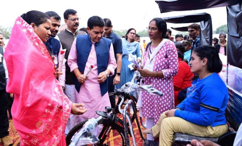 विकसित राष्ट्र बनाने में दिव्यांगजन निभा रहे अहम भूमिका : मंत्री लक्ष्मी राजवाड़े 1 विकसित राष्ट्र बनाने में दिव्यांगजन निभा रहे अहम भूमिका