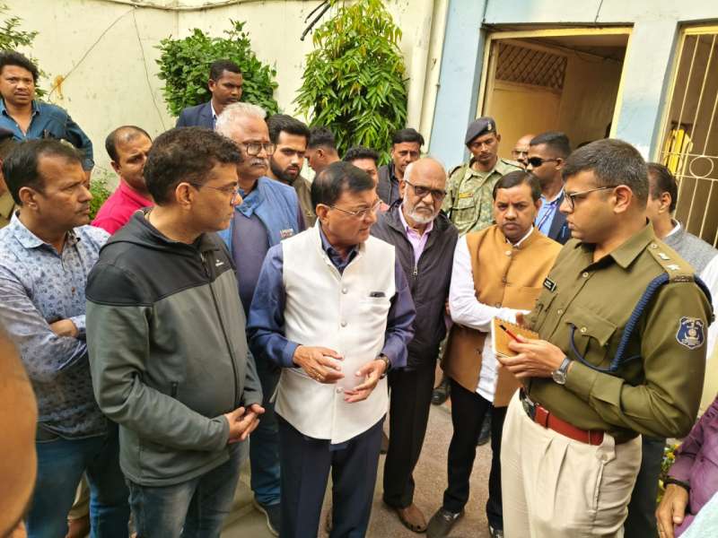 उद्योग मंत्री देवांगन पहुंचे सराफा व्यवसायी के निवास 6 उद्योग मंत्री देवांगन पहुंचे सराफा व्यवसायी के निवास
