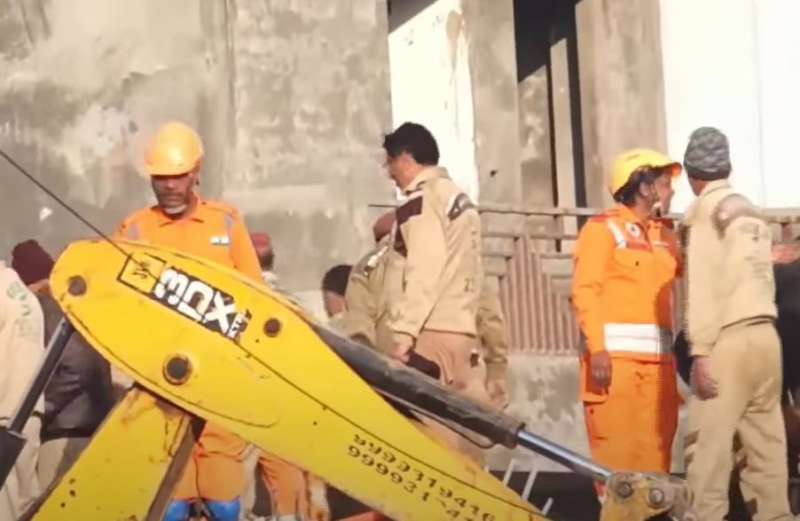 बुराड़ी के कौशिक एन्क्लेव में एनडीआरएफ और दमकल टीम ने