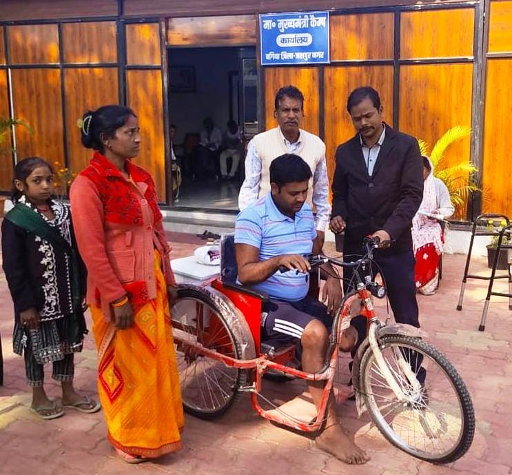 मुख्यमंत्री कैंप कार्यालय से मिली बैटरी चलित ट्रायसायकल 6 मुख्यमंत्री कैंप कार्यालय से मिली बैटरी चलित ट्रायसायकल