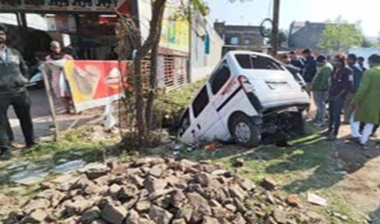 सड़क हादसा तेज रफ्तार कार ने ऑटो को मारी टक्कर