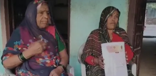 Bhind: लाडली बहना योजना में बड़ा घोटाला, 2 महीने से अधिकारियों के चक्कर काट रही महिलाएं 1 IMG 20250106 153244