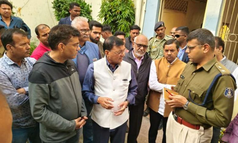 उद्योग मंत्री देवांगन पहुंचे सराफा व्यवसायी के निवास 1 उद्योग मंत्री देवांगन पहुंचे सराफा व्यवसायी के निवास