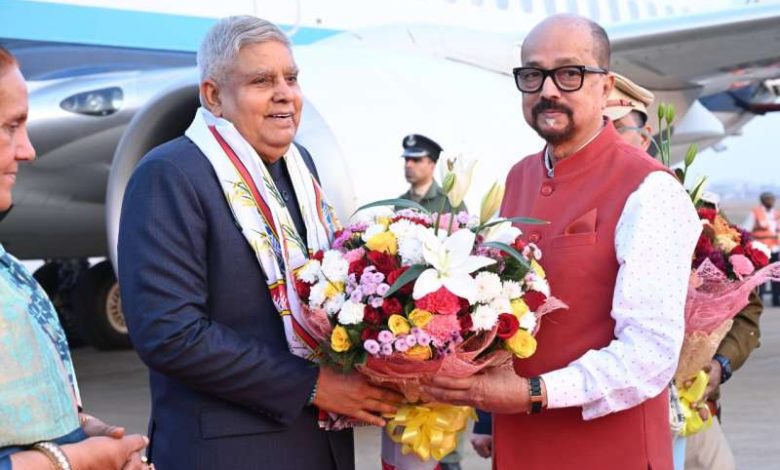 उप राष्ट्रपति जगदीश धनखड़ का माना विमानतल में आत्मीय स्वागत 1 उप राष्ट्रपति जगदीश धनखड़ का माना विमानतल में आत्मीय स्वागत